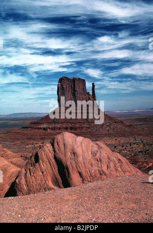 Une grande Butte Mitten gauche à Monument Valley Utah fournit la toile de fond de l'ouest traditionnel Banque D'Images