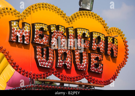 UK Angleterre Manchester Platt Fields Mega Mela vague mexicaine fairground ride sign Banque D'Images