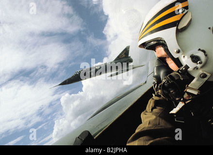 Close up vue aérienne de jet militaire d'un avion en vol avec les avions Mirage III en arrière-plan. Banque D'Images