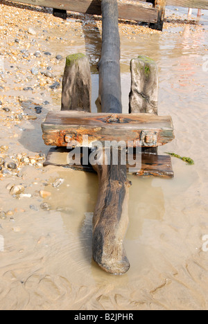 Détail de l'épi en défense de la mer sur la plage de Camber Sands, East Sussex, UK Banque D'Images