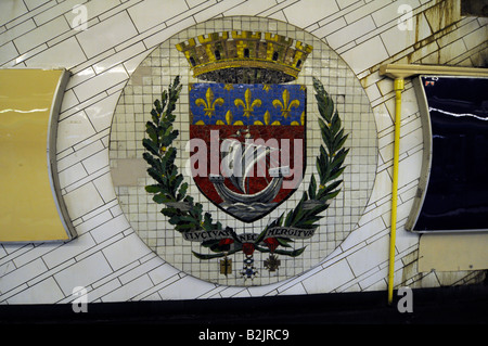 Logo de la ville de Paris à l'intérieur d'une station de métro. Banque D'Images