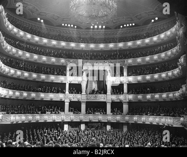 Géographie/voyages, Allemagne, Munich, Théâtre national, vue intérieure, auditorium, spectacle de réouverture, 21.11.1963, reconstruction 1958 - 1963, architectes Gerhard Graubner et Karl Fischer, balcon, audiance, Opéra d'Etat, Bavière, Europe, XXe siècle, historique, population, années 1960, Banque D'Images