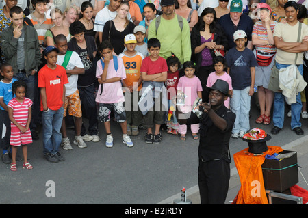French people enjoying the performance of a street artist during the summer on the quay of the Seine river, in Paris, France Banque D'Images