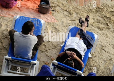 Les personnes bénéficiant d'une plage artificielle au cours de l'été 'Paris Plage', l'événement sur le quai de la Seine, à Paris, France. Banque D'Images