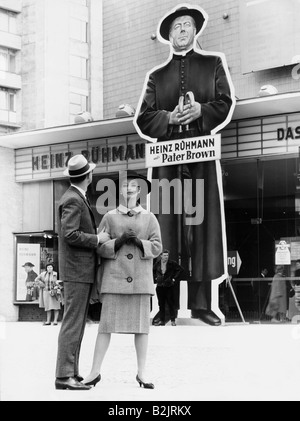 La mode, les années 1960, deux modèles en face d'une affiche de film, Zoo Palace, Berlin, 1960, photo : Rico Puhlmann, Additional-Rights Clearance-Info-Not-Available- Banque D'Images