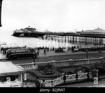 Géographie / voyage, Grande-Bretagne, villes, Brighton, scènes de rue, marcheurs, en arrière-plan Palace Pier, 1960, Banque D'Images