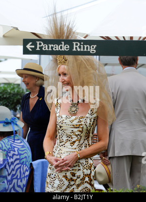 Glorious Goodwood : foules pack les stands sur la populaire ladies' day. Banque D'Images