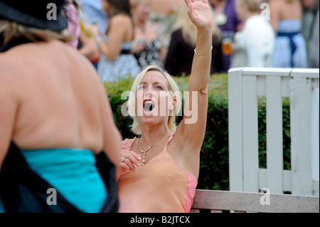 Glorious Goodwood : foules pack les stands sur la populaire ladies' day. Banque D'Images