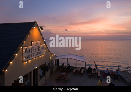 Restaurant et bar du front de mer, donnant sur la baie de Totland en anglais Channel Isle of Wight Royaume-Uni Banque D'Images