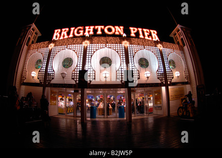 La jetée de Brighton, éclairé la nuit, autrefois connu sous le nom de Palace Pier de Brighton, UK Banque D'Images