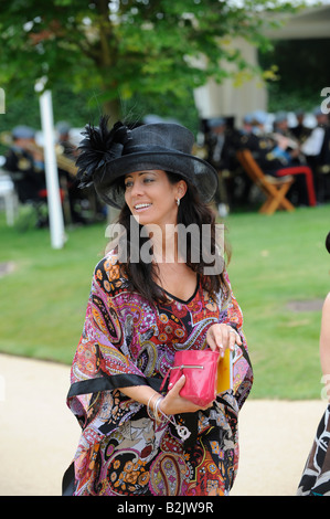 Glorious Goodwood : foules pack les stands sur la populaire ladies' day. Banque D'Images