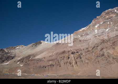 Les tentes du camp de base microscopique, Plaza de Mulas, est étendu dans le cadre du sommet de l'Aconcagua Banque D'Images