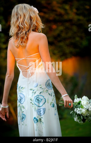 La promise dans une robe de mariage sur mesure par Becky Drinan avec dos tourné à la caméra. Photo par Jim Holden Banque D'Images