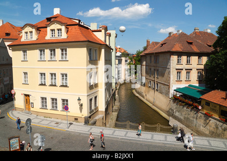 La vue sur le pittoresque canal Certovka bifurquant de la rivière Vltava et séparant l'île de Kampa à Prague Banque D'Images