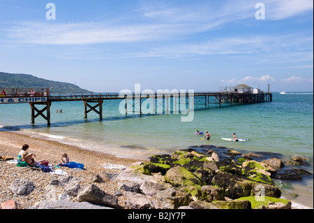 Les familles bénéficient d'chaude journée d'été sur la plage à Totland Bay Île de Wight Royaume-Uni Banque D'Images