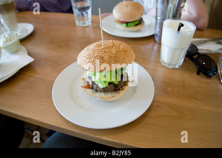 Burger de boeuf dans un café de Londres Angleterre Banque D'Images