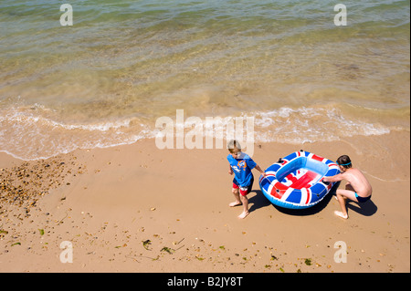 Les familles bénéficient d'chaude journée d'été sur la plage à Totland Bay Île de Wight Royaume-Uni Banque D'Images