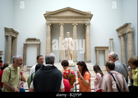 Les visiteurs admirer les anciennes reliques à l'intérieur célèbre Musée Pergamon de Berlin Allemagne 2008 Banque D'Images