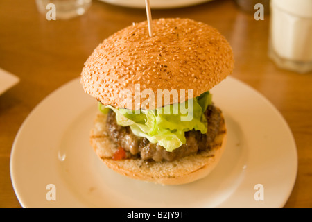 Burger de boeuf dans un café de Londres Angleterre Banque D'Images