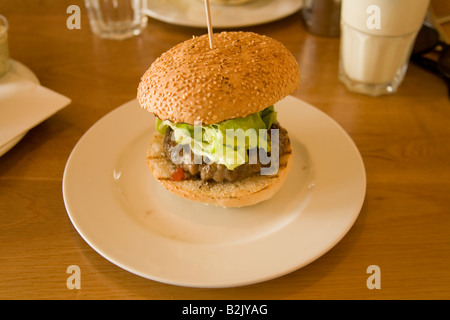 Burger de boeuf dans un café de Londres Angleterre Banque D'Images