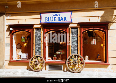 Le petit bleu authentique bar café décoré de vieux cheval roues chariot situé dans le petit côté de Prague Banque D'Images