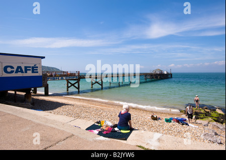 Les familles bénéficient d'chaude journée d'été sur la plage à Totland Bay Île de Wight Royaume-Uni Banque D'Images