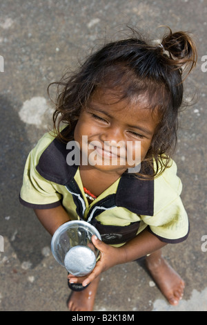 Jolie petite Fille indienne à la mendicité dans Kumbakonam Inde du Sud Banque D'Images