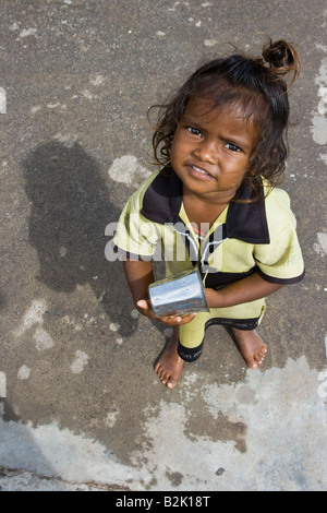 Jolie petite Fille indienne à la mendicité dans Kumbakonam Inde du Sud Banque D'Images