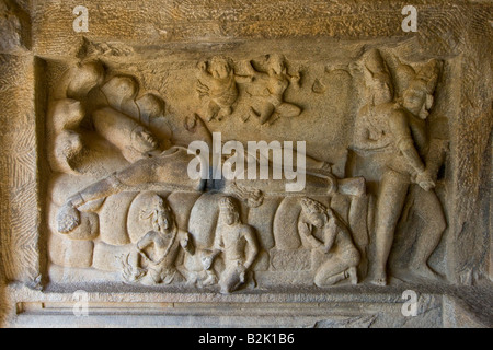 L'allégement de la sculpture sur pierre à l'intérieur Mahishasuramardhini Cave Temple à Mamallapuram Inde du Sud Banque D'Images