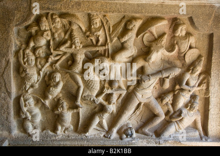 L'allégement de la sculpture sur pierre à l'intérieur Mahishasuramardhini Cave Temple à Mamallapuram Inde du Sud Banque D'Images