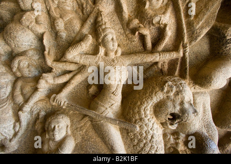 L'allégement de la sculpture sur pierre à l'intérieur Mahishasuramardhini Cave Temple à Mamallapuram Inde du Sud Banque D'Images