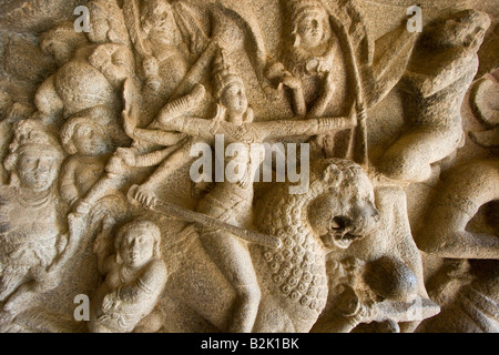 L'allégement de la sculpture sur pierre à l'intérieur Mahishasuramardhini Cave Temple à Mamallapuram Inde du Sud Banque D'Images