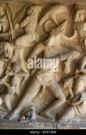 L'allégement de la sculpture sur pierre à l'intérieur Mahishasuramardhini Cave Temple à Mamallapuram Inde du Sud Banque D'Images