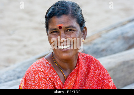 Smiling femme hindoue sur la plage de Mamallapuram Inde du Sud Banque D'Images