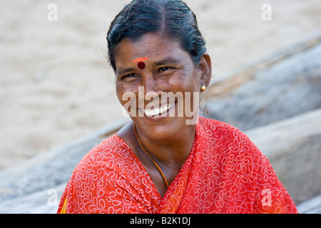 Smiling femme hindoue sur la plage de Mamallapuram Inde du Sud Banque D'Images