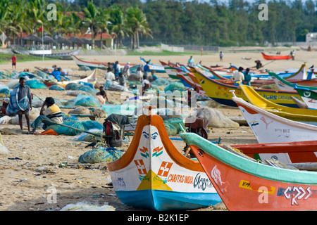 Les bateaux de pêche et des filets sur la plage dans le sud de l'Inde Mamallapuram Banque D'Images