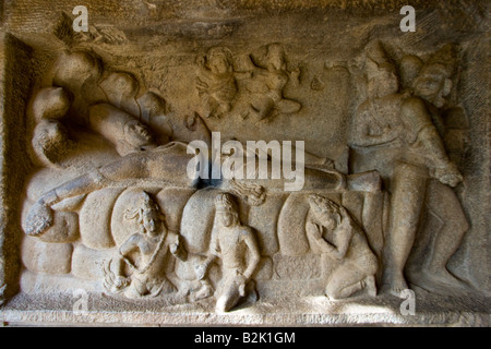 L'allégement de la sculpture sur pierre à l'intérieur Mahishasuramardhini Cave Temple à Mamallapuram Inde du Sud Banque D'Images