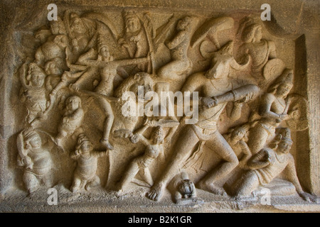 L'allégement de la sculpture sur pierre à l'intérieur Mahishasuramardhini Cave Temple à Mamallapuram Inde du Sud Banque D'Images