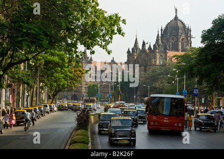 Scène de rue en face de la Gare Chhatrapati Shivaji de Mumbai Inde Banque D'Images