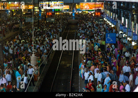 Plate-forme de train bondé de la Gare Chhatrapati Shivaji de Mumbai Inde Banque D'Images