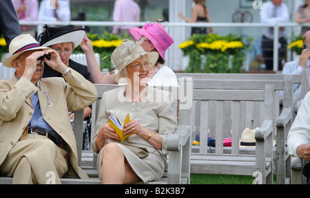 Glorious Goodwood : un vieux couple apprécier les courses sur la populaire ladies' day. Banque D'Images