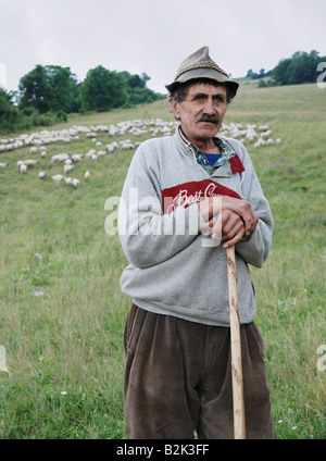 Portrait of mature sheperd homme d'herbe et de moutons dans les montagnes en arrière-plan Une Grande Fatra Slovaquie l'été 2008 Banque D'Images