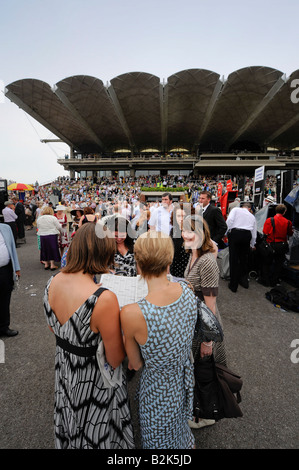 Glorious Goodwood : foules pack les stands sur la populaire ladies' day. Banque D'Images