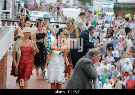 Glorious Goodwood : foules pack les stands sur la populaire ladies' day. Banque D'Images