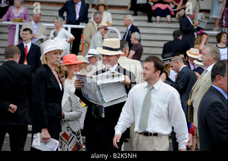 Glorious Goodwood : foules pack les stands sur la populaire ladies' day. Banque D'Images