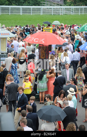 Glorious Goodwood : foules pack les stands sur la populaire ladies' day. Banque D'Images