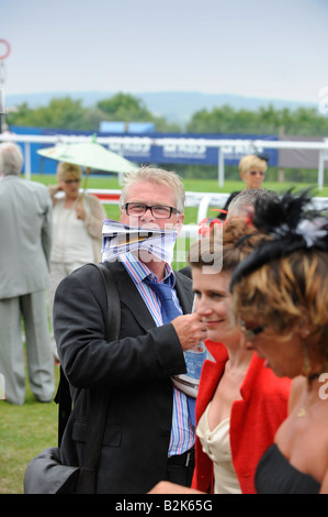 Glorious Goodwood : foules pack les stands sur la populaire ladies' day. Banque D'Images