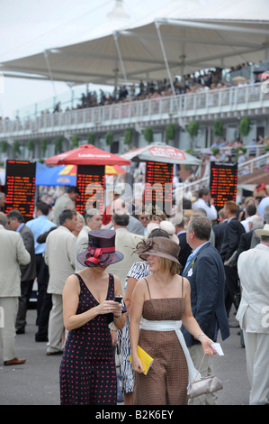 Glorious Goodwood : foules pack les stands sur la populaire ladies' day. Banque D'Images