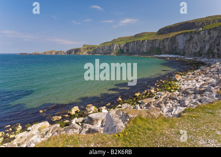 L'île de Carrick Larrybane bay pointe calcaire Ballintoy Ballycastle le comté d'Antrim en Irlande du Nord UK GB EU Europe Banque D'Images