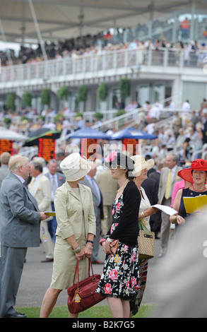 Glorious Goodwood : foules pack les stands sur la populaire chers 24. Banque D'Images